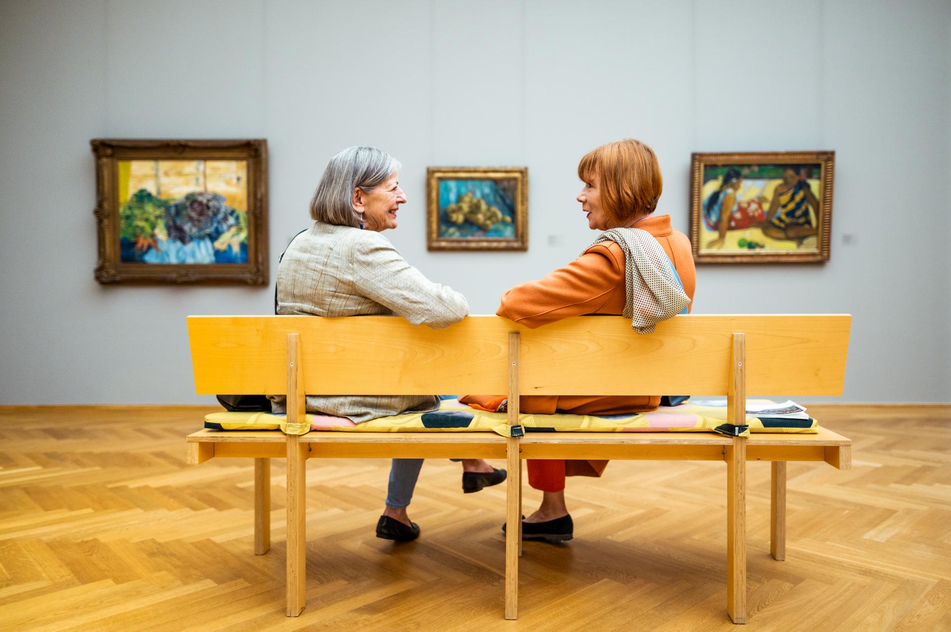 zwei Frauen im Museum