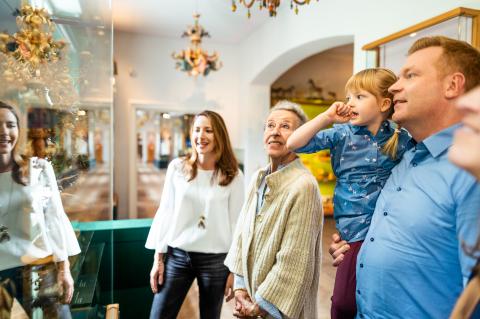 Eine Familie betrachtet ein Kunstwerk im Museum.