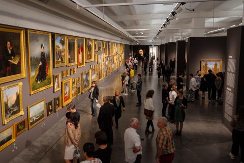 Menschen in der Ausstellung Caspar David Friedrich im Albertinum