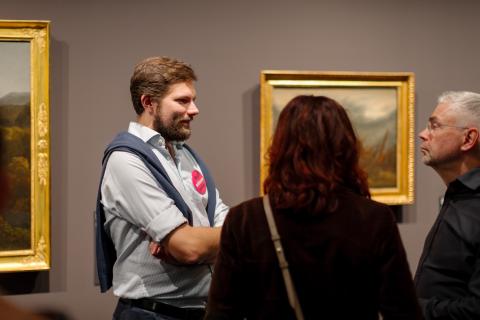 zwei Herren und eine Dame vor einem  Gemälde in der Ausstellung Caspar David Friedrich im Albertinum
