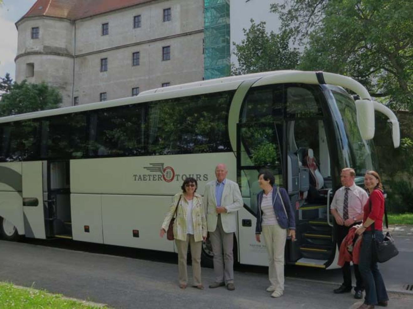 Mitglieder des Freundeskreises vor dem Reisebus von Taeter Tours